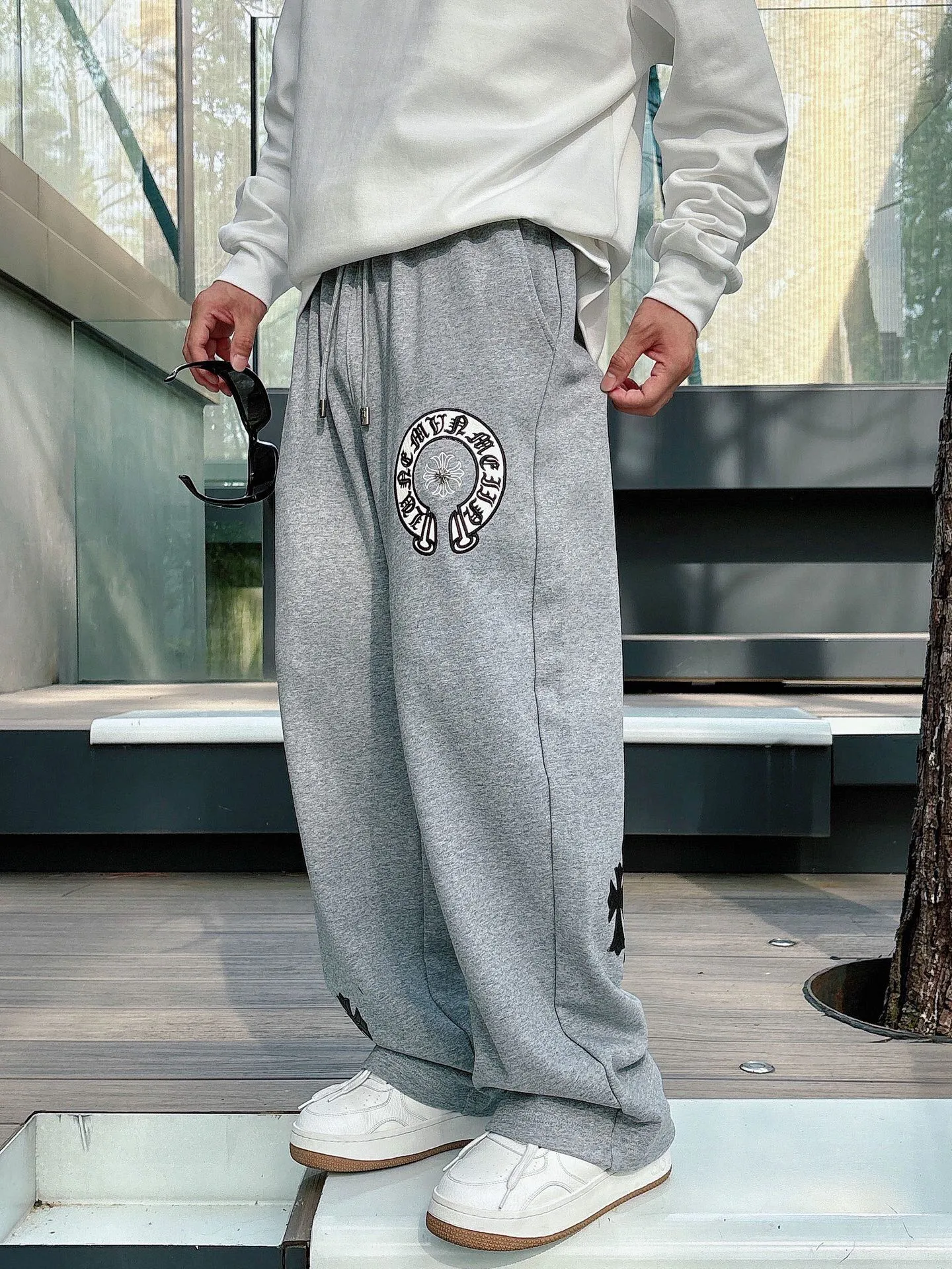 P486 ChromeHearts ChromeHearts terry pants. The pursuit of quality absolutely guarantees quality! The texture is clearly visible, the texture is soft, delicate and smooth, and the customized three-dimensional embroidery and leather craftsmanship are full of drape! The workmanship is fine and the shoulder lines are smooth. All imported chain machines are used to make the shoulder rolling strips. It has a certain thickness and is not made of cheap material but has a shiny feel that is comfortable and not tight on the upper body. It is the most avant-garde street item that can be easily matched by both men and women!  Color: black white Size: m-3xl Style number: 3750